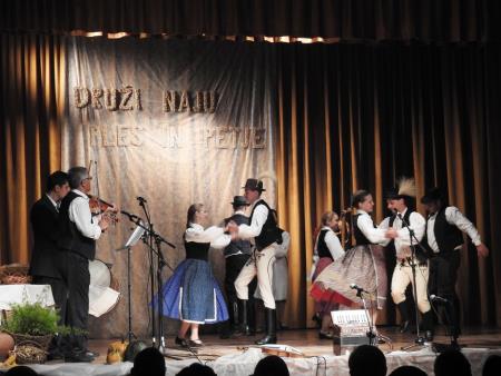 Prireditev Druži naju ples in petje z mednarodno udeležbo 74